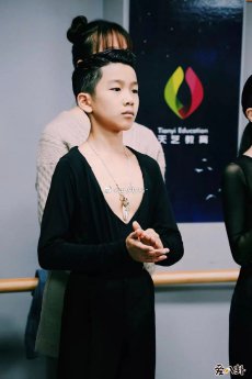 王崇墨李茉晗二人不仅是搭档？二人关系遭非议！