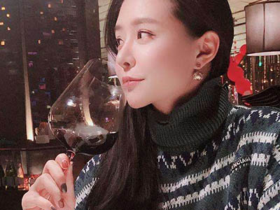 喻佳丽居然结婚了，丈夫资料起底居然还比她小几岁！