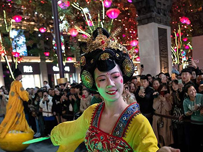 不倒翁为什么不倒？ 西安大唐不夜城不倒翁女孩近况！