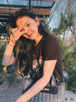 章若楠是哪个公司的艺人？ 素颜撞脸吴倩与带妆相差很大