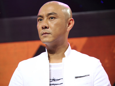 张卫健为什么打王伯昭, 因一张化妆师椅子起冲突在戏中故意伤人？