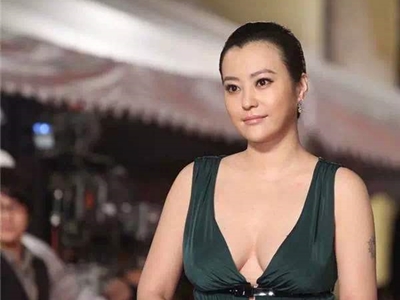 邓超前女友郝蕾被曝不顾形象室内吸烟酗酒，视频流出引争议