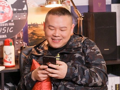 岳云鹏耍流氓，舞台搂女嘉宾被网暴！