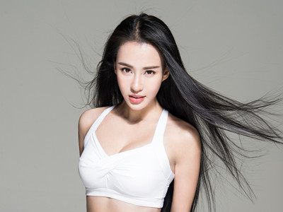 成龙为何要捧母其弥雅？为何现如今一点消息都没有？