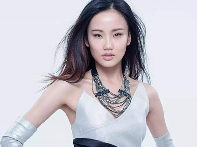 黄龄是怎么出道的, 走红后却意外从舞台摔下来怎么回事