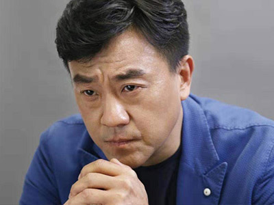 何冰感情经历起底，其现任老婆是谁？