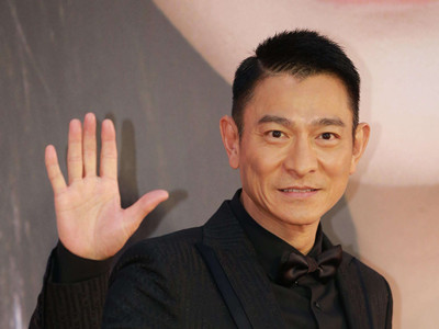 刘德华歌曲《十七岁》中的四哥发哥是他的亲哥哥吗？