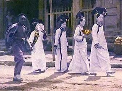 故宫92年灵异事件, 游客无意中拍到宫女现身