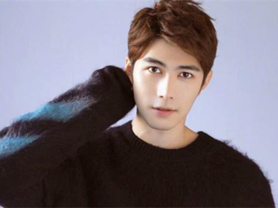 陈学冬被拍与一女子亲密互动,随后澄清两人只是朋友