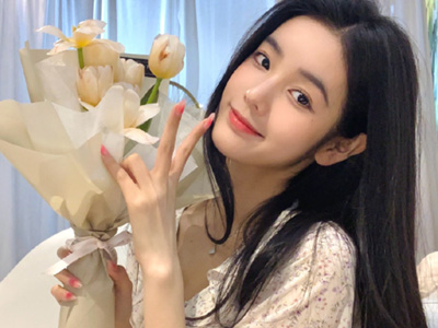 小怡同学个人资料被扒，居然和这些明星是朋友！