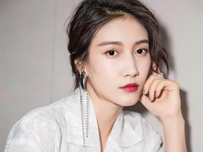 啜二勇啜妮是父女关系？判断依据是同一个姓氏？