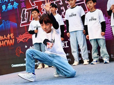 天府少年团被曝解散，原因是拿小孩炒作？