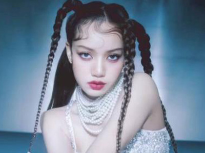 Lisa钻石吊带造型曝光! 无刘海造型被吐槽