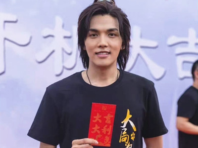 张雨绮男友李柄熹新剧开机,其造型和生图被网友吐槽丑!